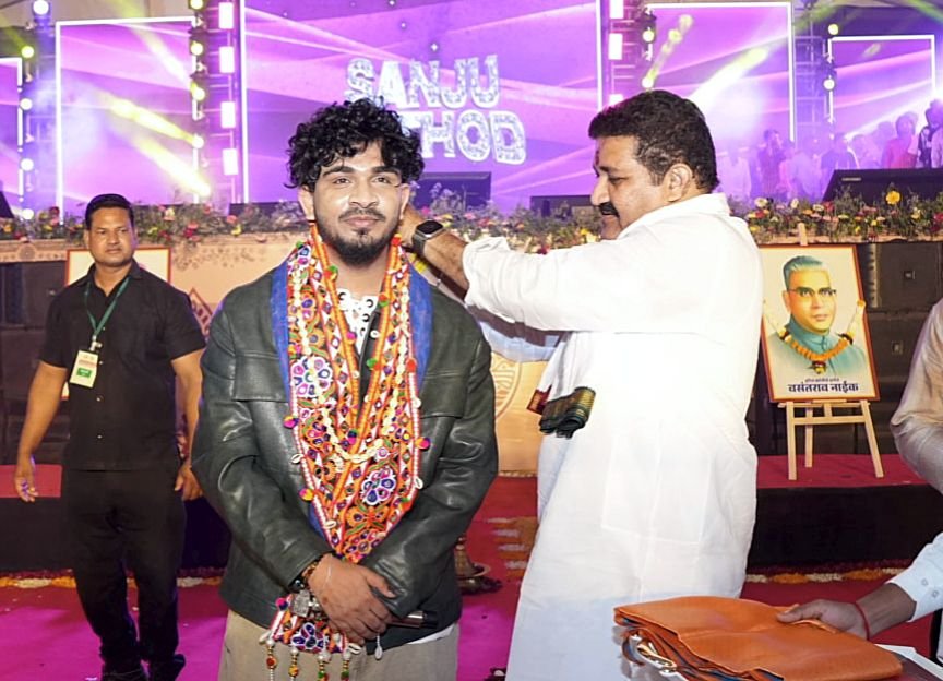 श्री संत सेवालाल महाराज जयंती महोत्सवात सुप्रसिद्ध गायक संजू राठोड यांनी आपल्या बहारदार गायनांने उपस्थितांचे मन जिंकली.