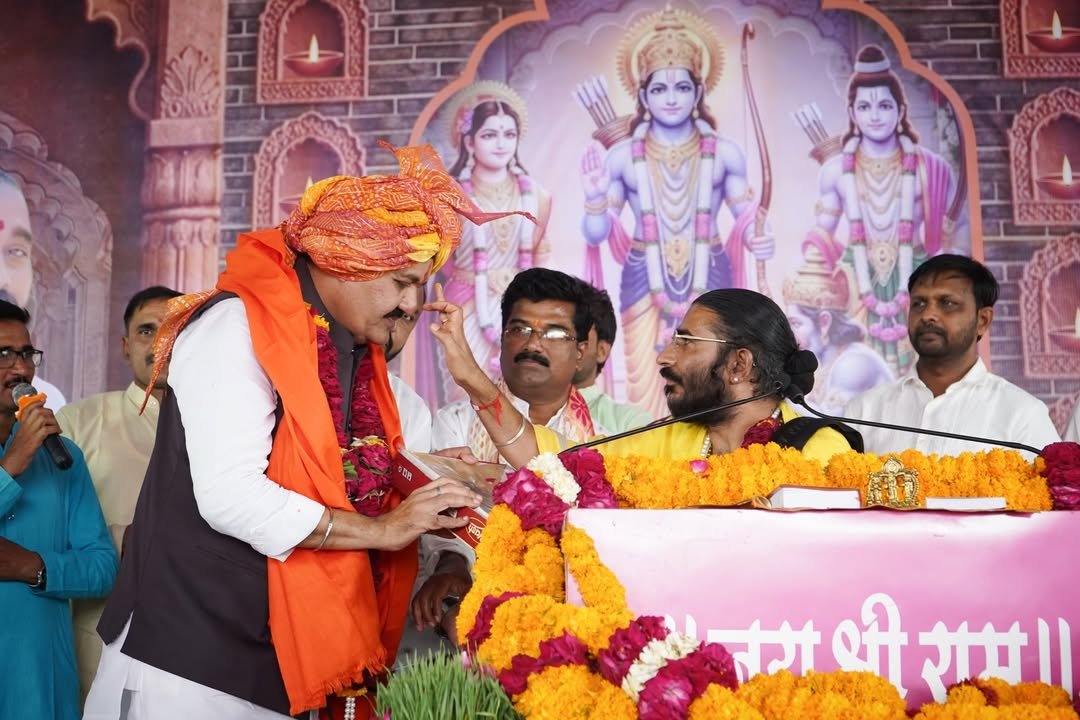 आज मध्य प्रदेशातील खंडवा जिल्ह्यातील किल्लोद (पाटाखाली) येथील श्री हरिहर चैतन्य सेवाधाम, चैतन्य नगर येथे आयोजित “श्रीराम कथा”, “श्री हरिहर महायज्ञ”