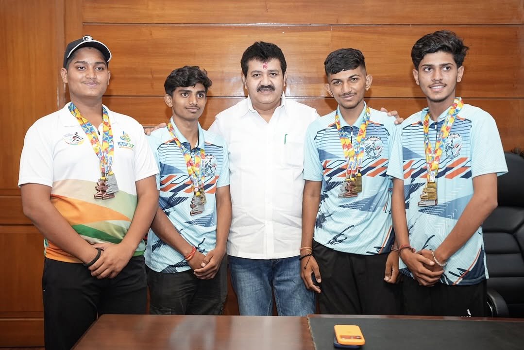 १३व्या राष्ट्रीय आइसस्टॉक स्पोर्ट्स चॅम्पियनशिपमध्ये यश संपादन करणारे रोहित राठोड, बिभीषण चव्हाण,आदित्य राठोड आणि स्वराज राठोड यांनी सदिच्छा भेट घेतली
