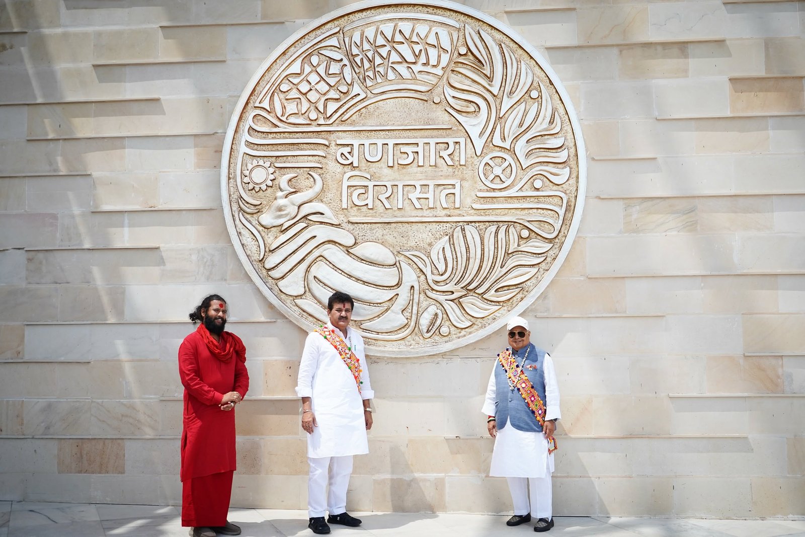 पोहरादेवी येथील बणजारा विरासत संग्रहालयाला लोकमत समूहाचे अध्यक्ष डॉ. विजयजी दर्डा यांनी सदिच्छा भेट दिली.