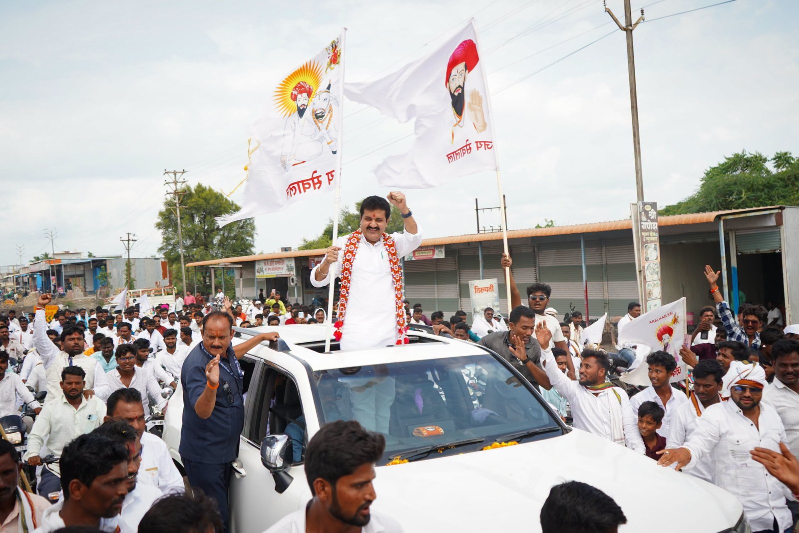 लातूर आणि बीड जिल्ह्याचा पहिलाच दौरा.